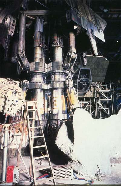One of the Nostromo's landing legs, with Ash's blister being constructed in the background.